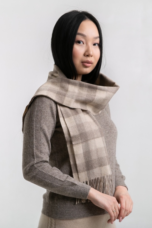 Купить Шарф в клетку из кашемира цвета капучино в Москве