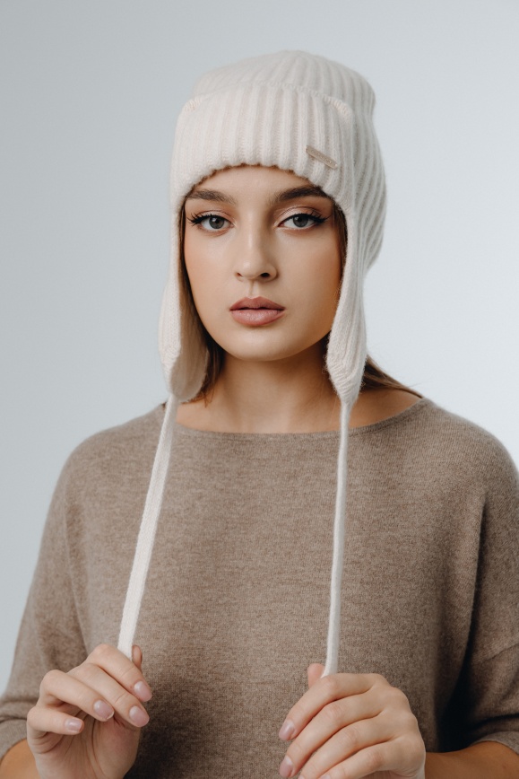 Купить Шапка-ушанка из 100% шерсти верблюда белая в Москве