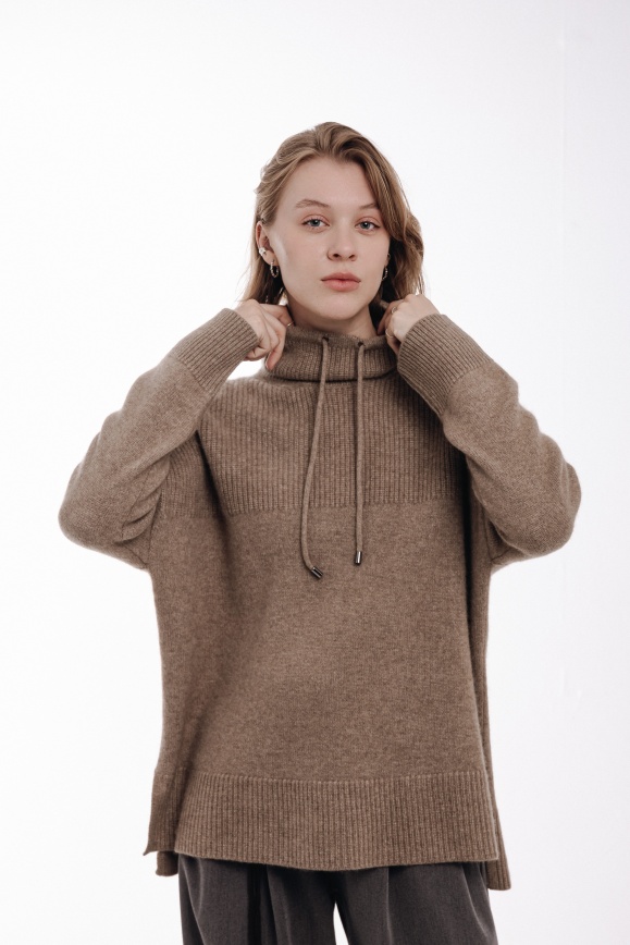 Купить Свитер c горлом из 100% кашемира цвета капучино в Москве